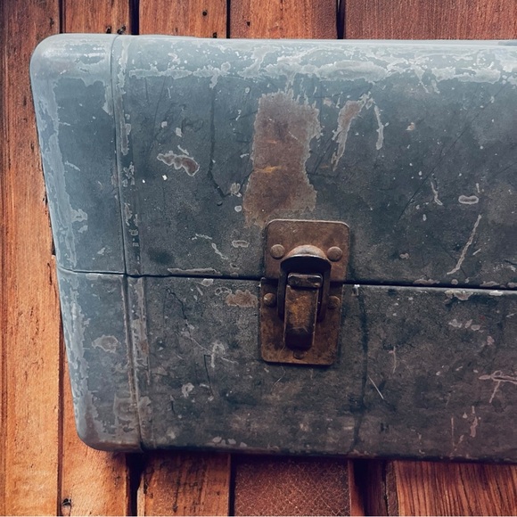 Vintage Metal Tackle & Tool Box – 22" Long – Classic Fishing Gear Organizer - Picture 4 of 12